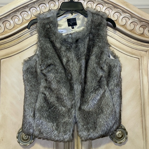 The Limited Jackets & Blazers - Faux fur THE LIMITED 
Vest high quality beautiful 
Instant upgrade 
Size S/M